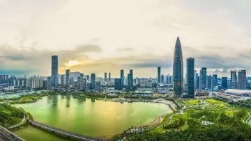 垃圾厂里建公园，变电站上观海景：深圳新市政设施从“邻避”蝶变“邻利”