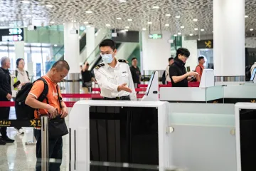 深圳宝安国际机场海关“先期机检”实现旅客“无感通关”