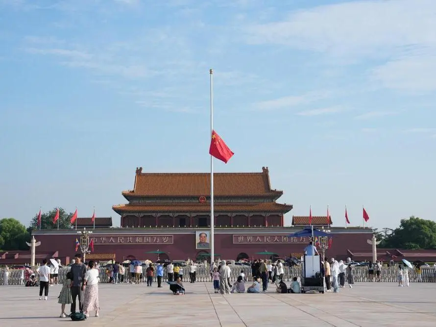 天安门下半旗悼念朱镕基同志