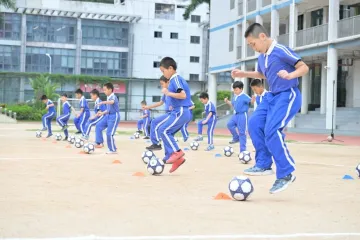 深圳校服“真香”出圈 一套衣服何以成为一座城的集体记忆