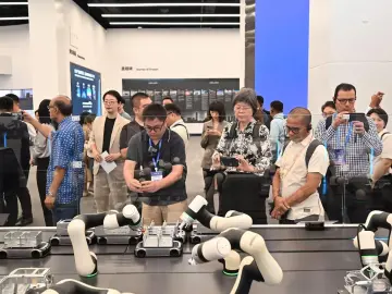 5分钟“满电续航”、机器人智造……亚太媒体走进比亚迪全球总部都看了啥？