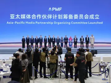 亚太媒体高端论坛上，深圳报业集团与全球商报联盟签署战略合作协议