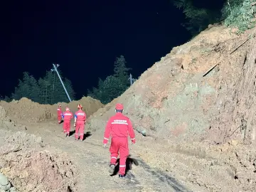 江西遂川通往高坪镇泥石流灾害现场道路全线抢通