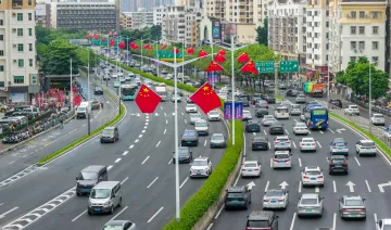 国庆中秋双节将至，鹏城街头洋溢“中国红”与APEC热情