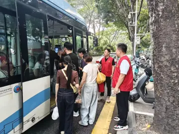 做好节前安全出行保障，深巴五分公司松湖车队开展义务导乘安全护航行动
