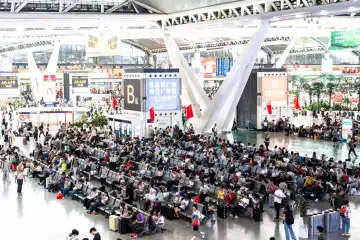 国庆假期铁路运输今日启动！任何“加速包”无法优先购票 ，唯一认准12306官方渠道  ​