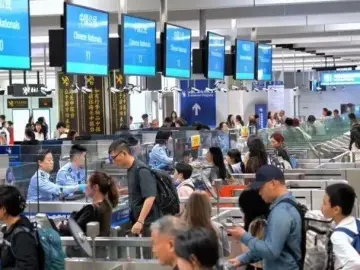 国庆假期首日现跨境出游热  深圳各口岸迎来出入境客流高峰