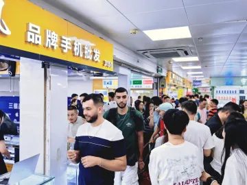 国庆假期外籍游客来华强北“淘货” “中国智造”电子产品受青睐