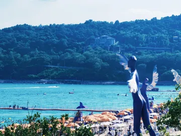 大小梅沙迎客流高峰，游客国庆赴山海度假