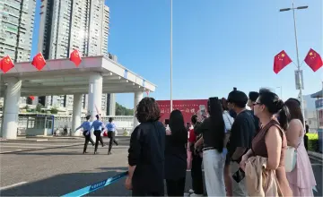 这个假期，游客争相打卡莲塘口岸国庆升旗仪式