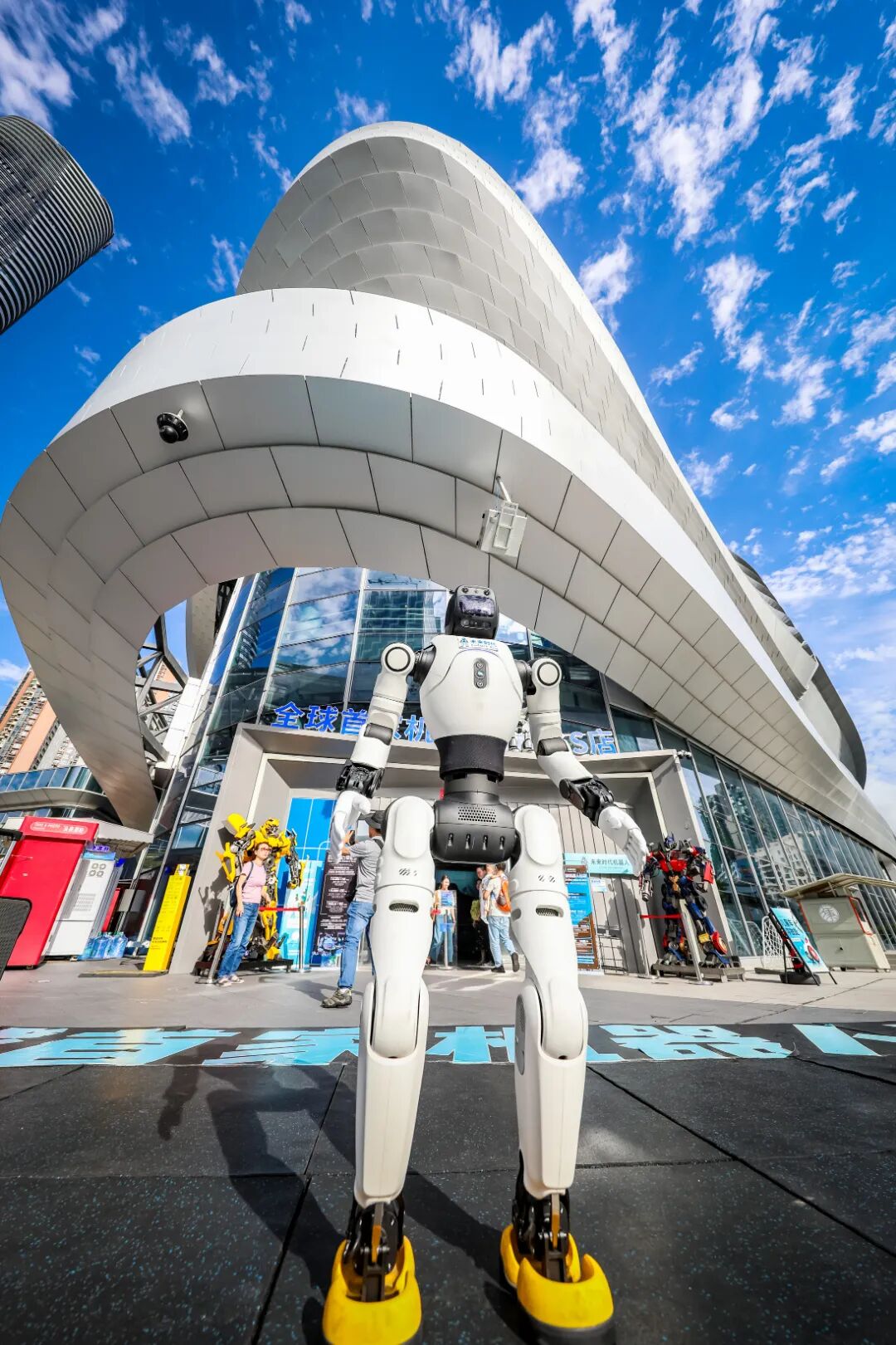 全球首家机器人6S店202605 李凯.jpg