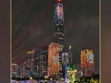 读特派·每日佳片|万人雨中赏灯光秀(2026.10.7)