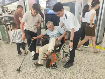深圳北站护航“双节”旅途：俯身伸援手，温情助出行